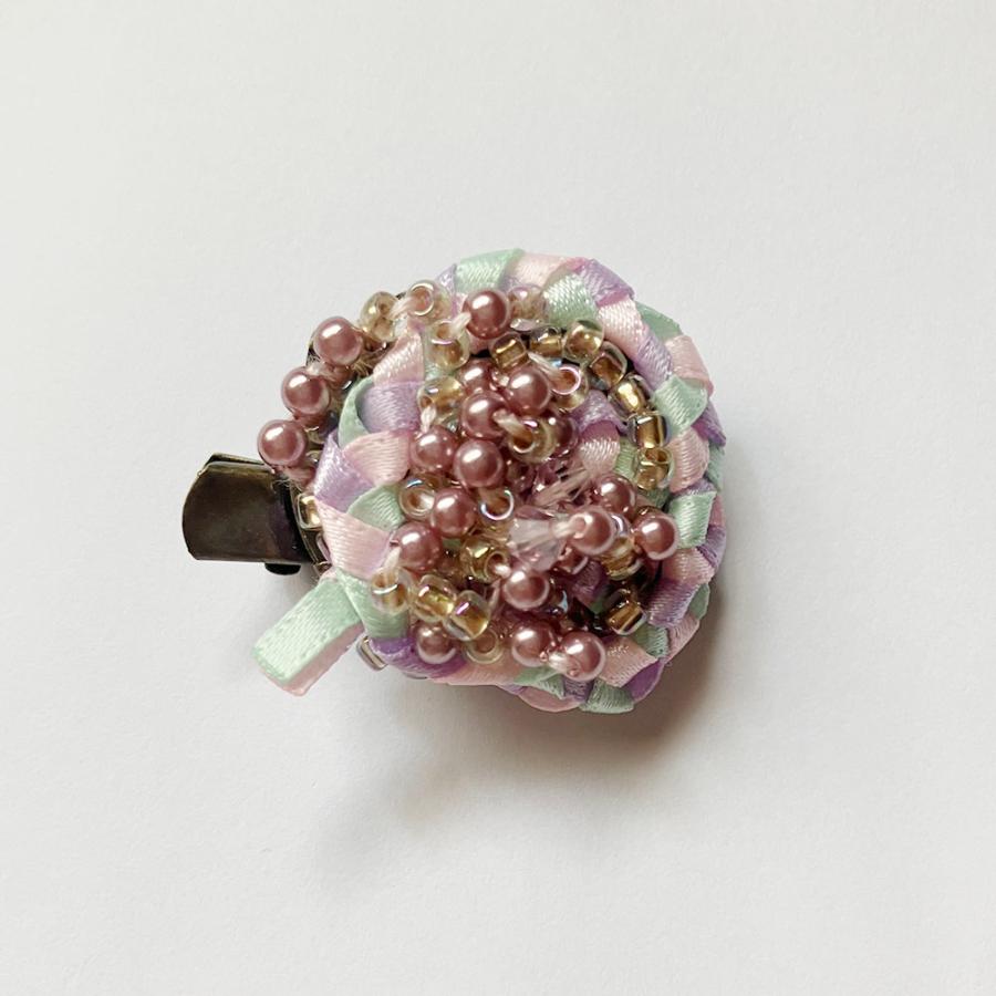 紅女　joncher　ビーズリボンくるくるミニクリップブローチ（ライトパープル）　クリップにもブローチにもなる2wayアイテム |  | 01