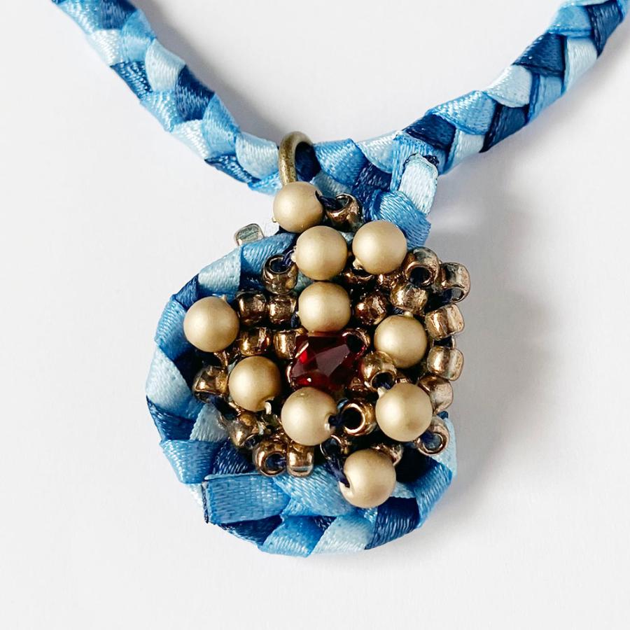 紅女　joncher　ビーズリボンペンダント（ブルー）　ビーズ・リボンを組み合わせたペンダント | 