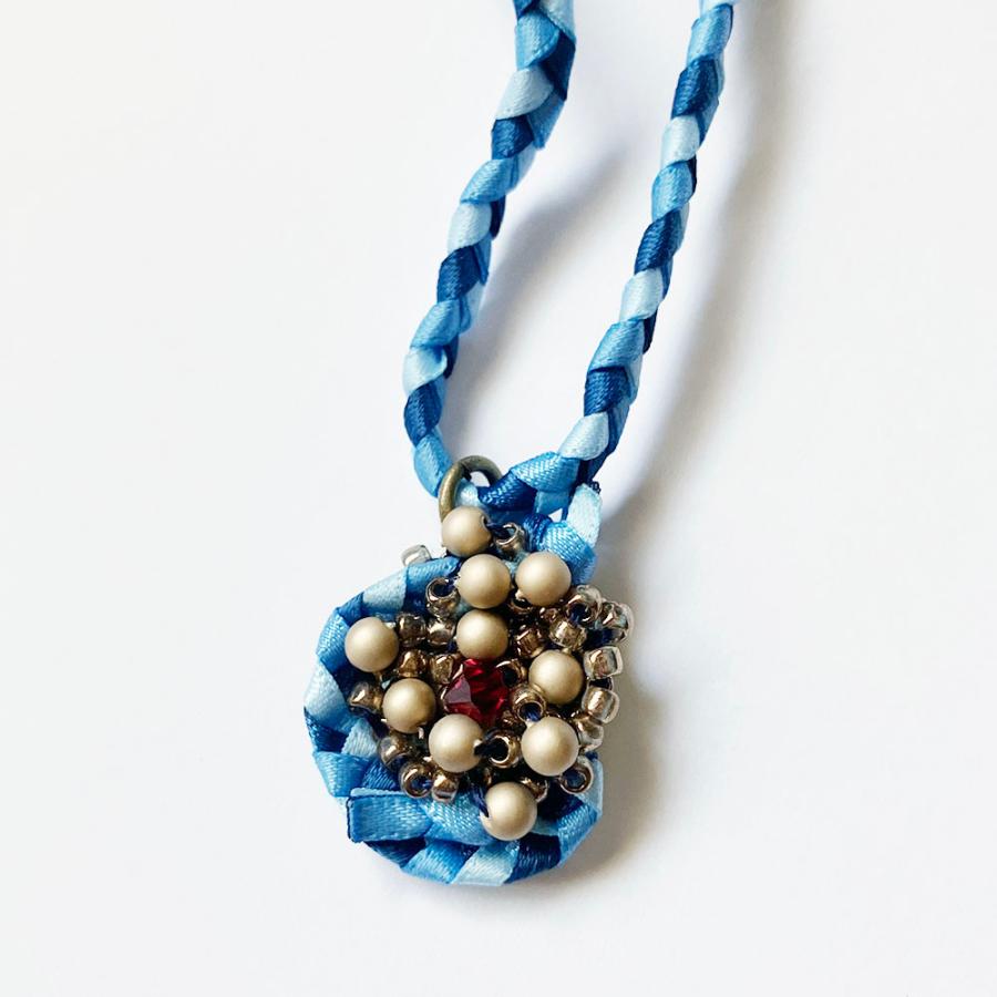 紅女　joncher　ビーズリボンペンダント（ブルー）　ビーズ・リボンを組み合わせたペンダント |  | 01
