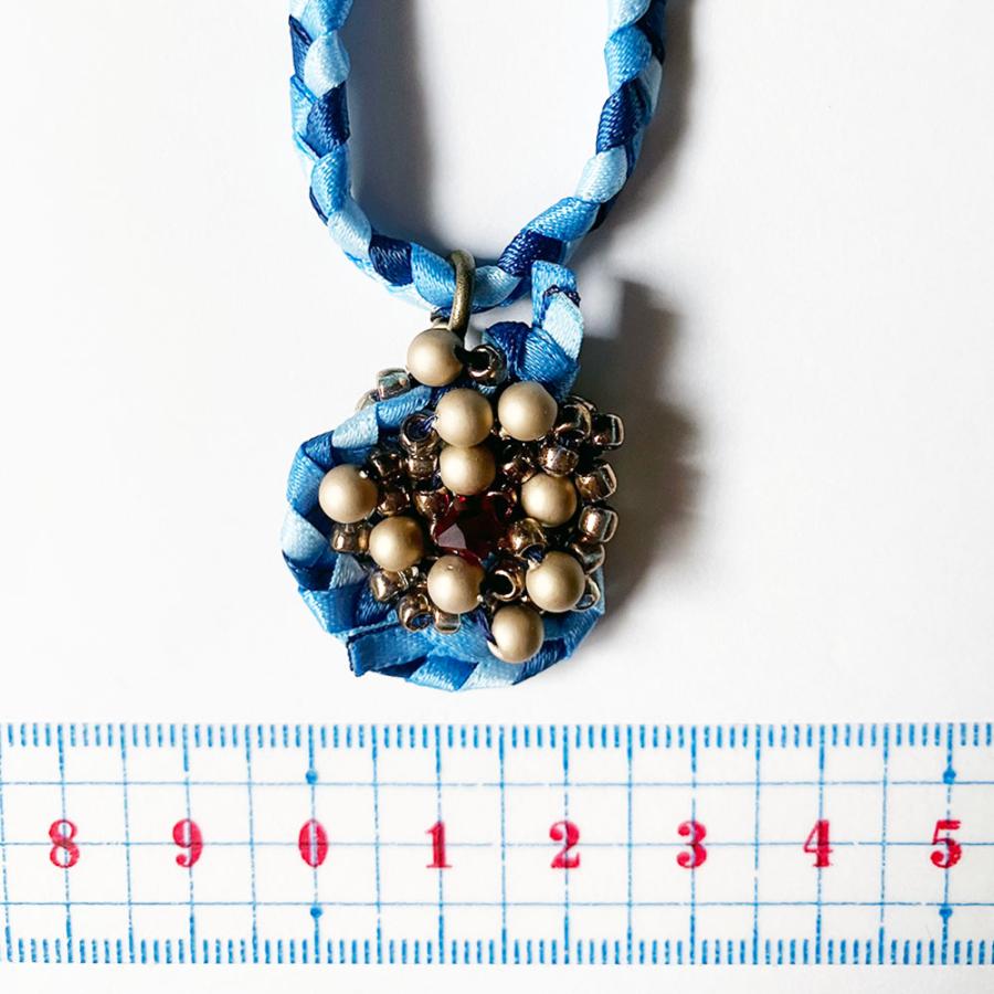 紅女　joncher　ビーズリボンペンダント（ブルー）　ビーズ・リボンを組み合わせたペンダント |  | 03