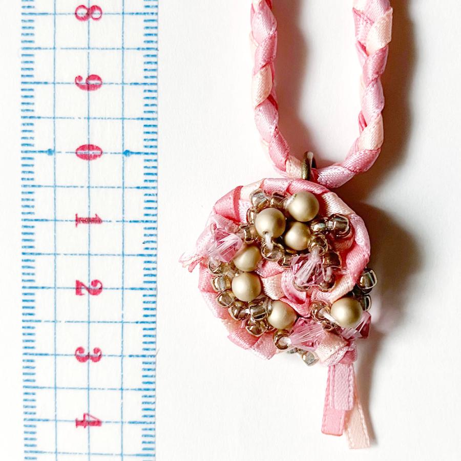 紅女　joncher　ビーズリボンペンダント（ピンク）　ビーズ・リボンを組み合わせたペンダント |  | 02