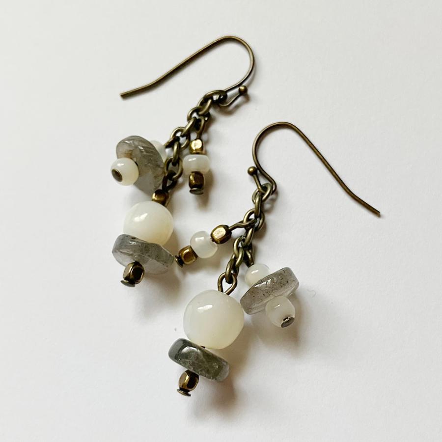 紅女　joncher　白蝶貝・ラブラドライトピアス | 