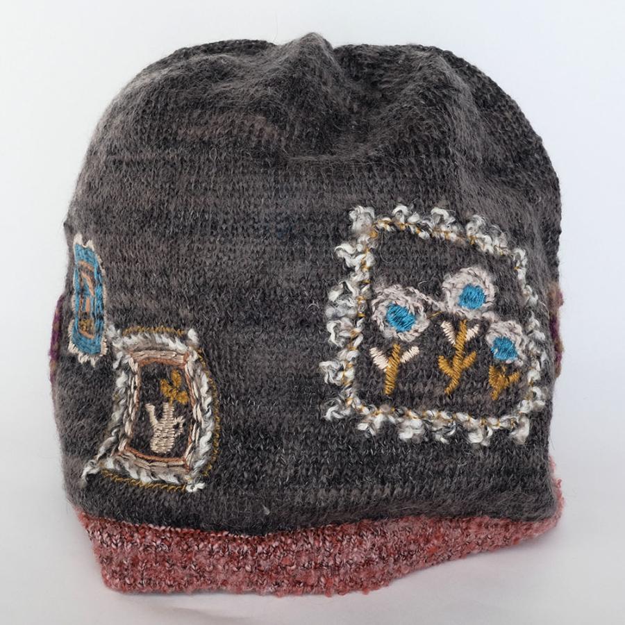 Ｍ．＆ＫＹＯＫＯ　モヘヤアルパカ刺繍ニット帽（レッド　チャコールグレー）刺繍がポイントのワッチタイプ | M.&KYOKO | 02