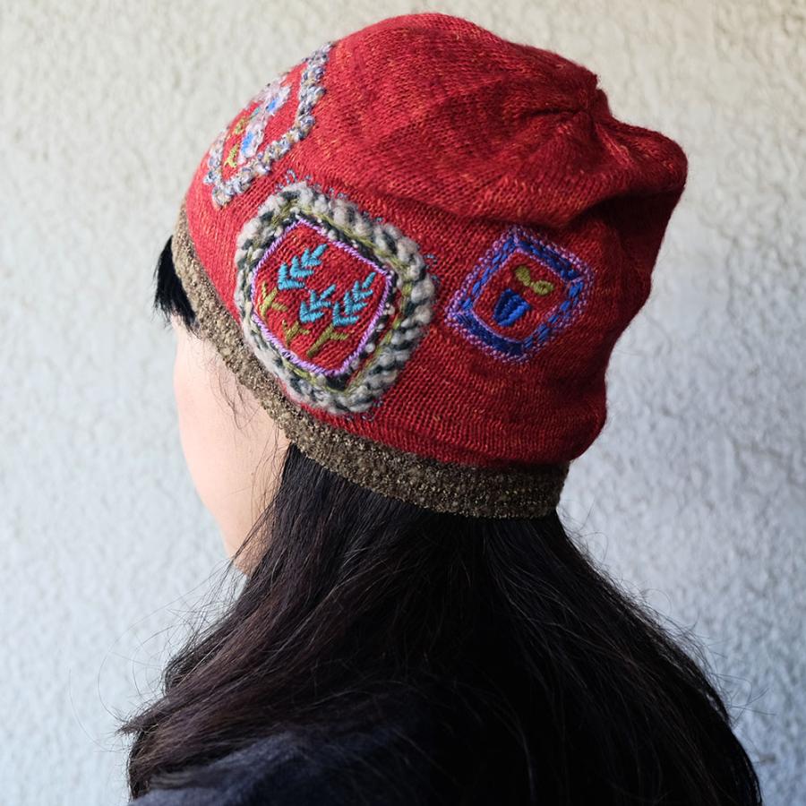 Ｍ．＆ＫＹＯＫＯ　モヘヤアルパカ刺繍ニット帽（レッド　チャコールグレー）刺繍がポイントのワッチタイプ | M.&KYOKO | 03
