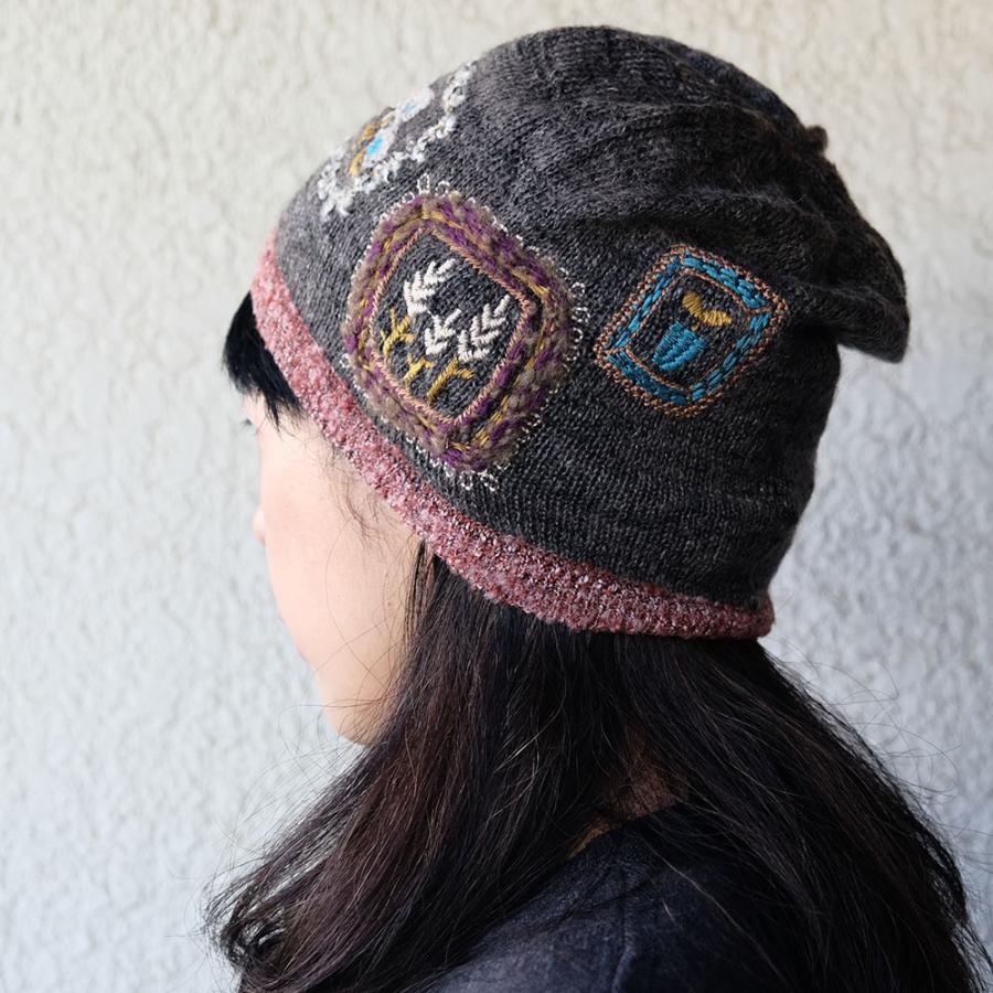 Ｍ．＆ＫＹＯＫＯ　モヘヤアルパカ刺繍ニット帽（レッド　チャコールグレー）刺繍がポイントのワッチタイプ | M.&KYOKO | 04