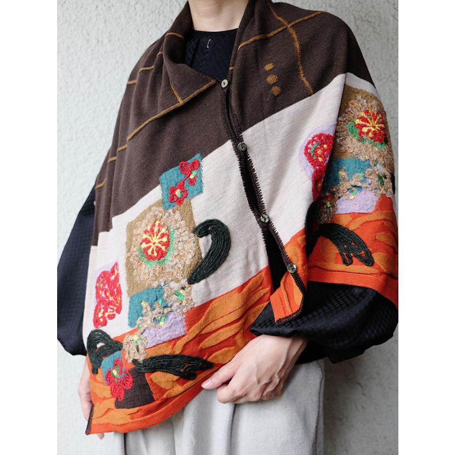 Ｍ．＆ＫＹＯＫＯフラワーベース刺繍3WAYショール （ブラウンオレンジ　チャコールブルー）ボタン付きではおり方のバリエーションが広がる！ | M.&KYOKO | 04