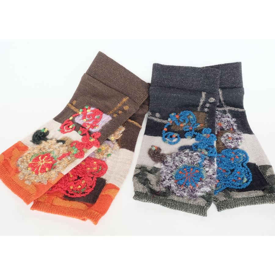 Ｍ．＆ＫＹＯＫＯ　フラワーベース刺繍アームウォーマー （ブラウンオレンジ　チャコールブルー）秋冬フィンガーレス手袋 | M.&KYOKO