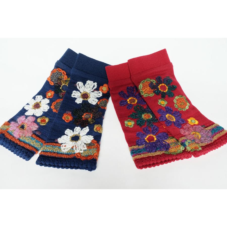 Ｍ．＆ＫＹＯＫＯ　一面の花刺繍アームウォーマー（レッド　ブルー） | M.&KYOKO