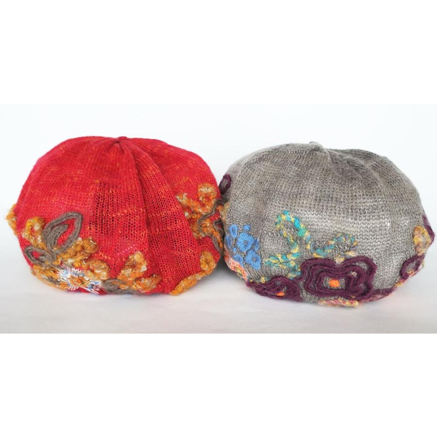 Ｍ．＆ＫＹＯＫＯ　ふわふわ刺繍ニット帽(レッド　グレー）お花モチーフがアクセントのベレータイプ | M.&KYOKO
