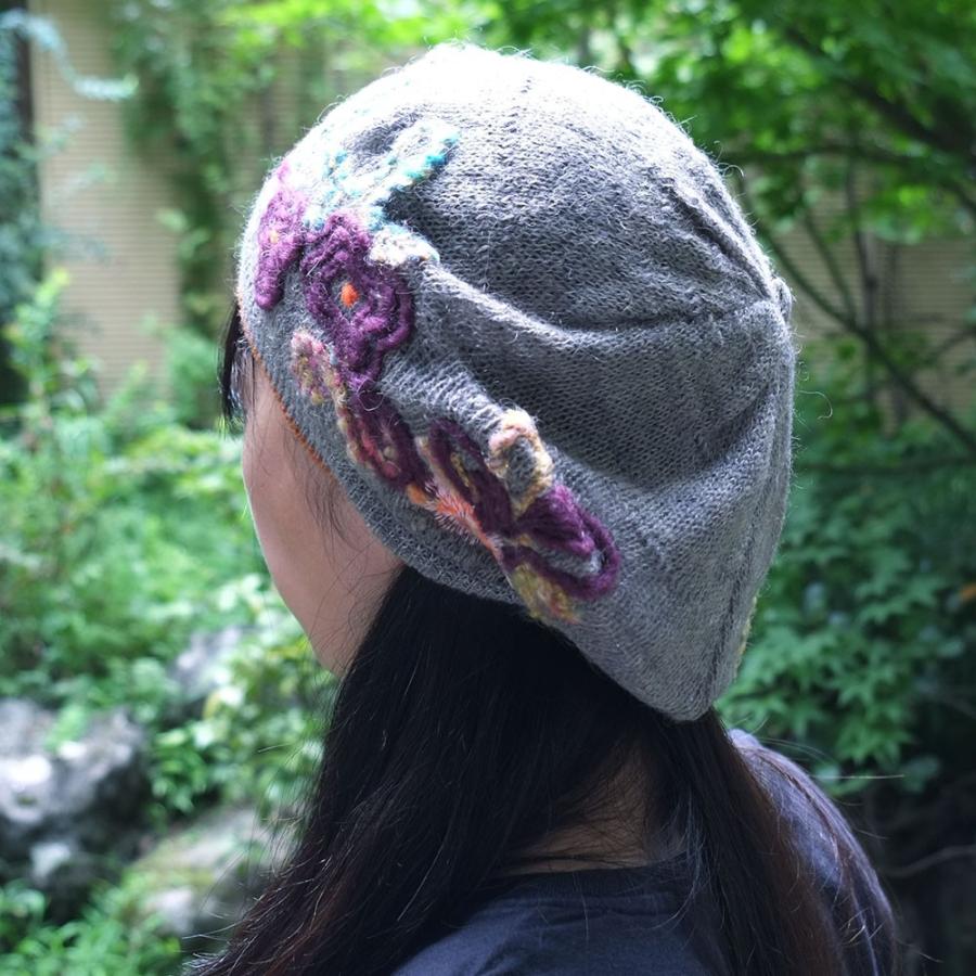 Ｍ．＆ＫＹＯＫＯ　ふわふわ刺繍ニット帽(レッド　グレー）お花モチーフがアクセントのベレータイプ | M.&KYOKO | 02