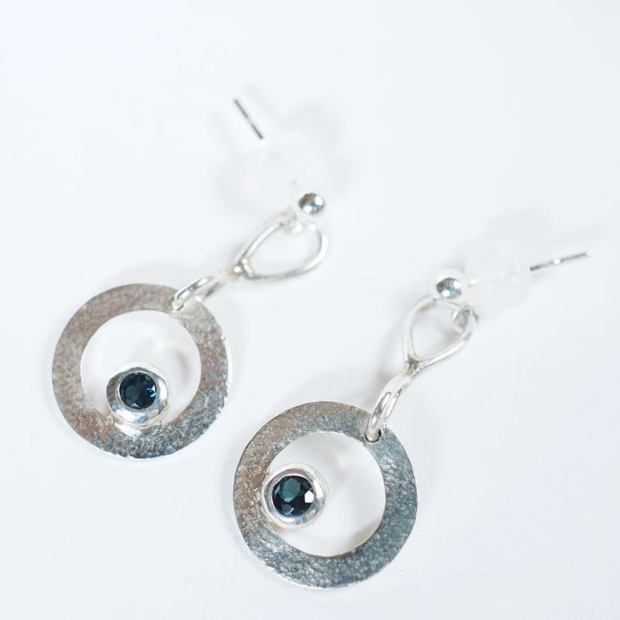 紅女　シルバーピアス（ブルートルマリンダーク）　円盤型のフォルムが揺れるたびに光が乱反射する！ | 