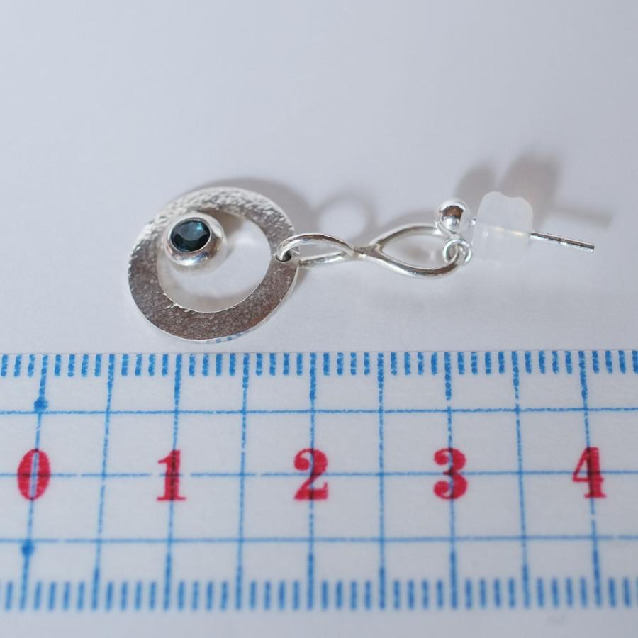 紅女　シルバーピアス（ブルートルマリンダーク）　円盤型のフォルムが揺れるたびに光が乱反射する！ |  | 01