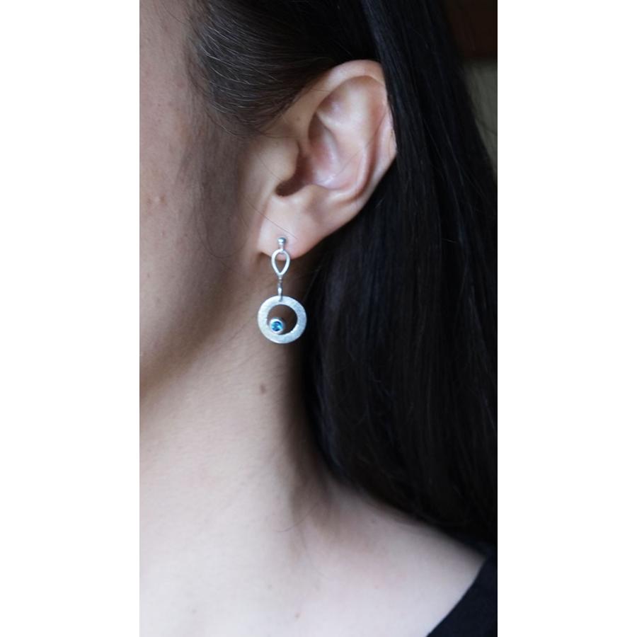 紅女　シルバーピアス（ブルートルマリンダーク）　円盤型のフォルムが揺れるたびに光が乱反射する！ |  | 02