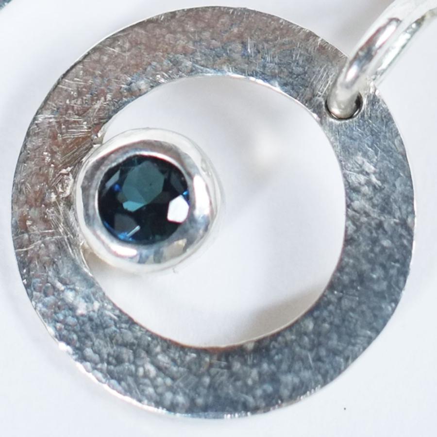 紅女　シルバーピアス（ブルートルマリンダーク）　円盤型のフォルムが揺れるたびに光が乱反射する！ |  | 03
