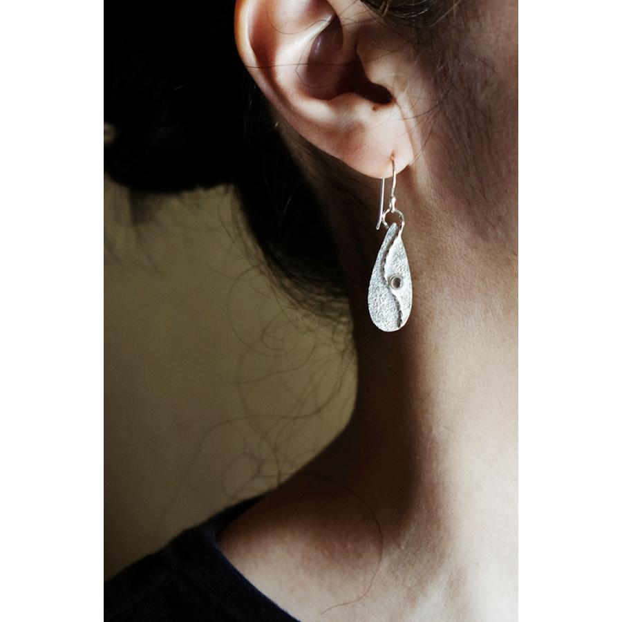 紅女　シルバーアシンメトリーピアス（ロイヤルブルームーンストーン）　 |  | 03