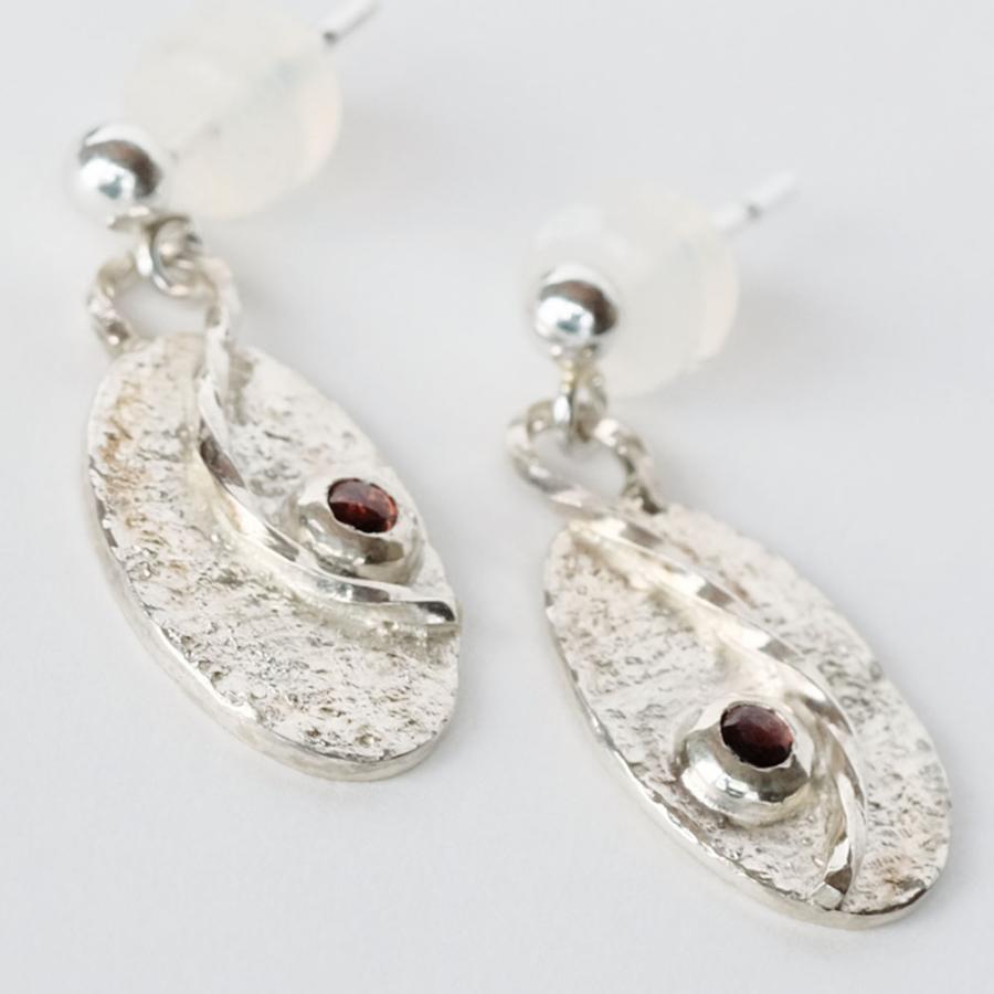 紅女　シルバーアシンメトリーピアス（ガーネット） | 