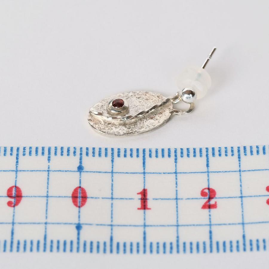 紅女　シルバーアシンメトリーピアス（ガーネット） |  | 02