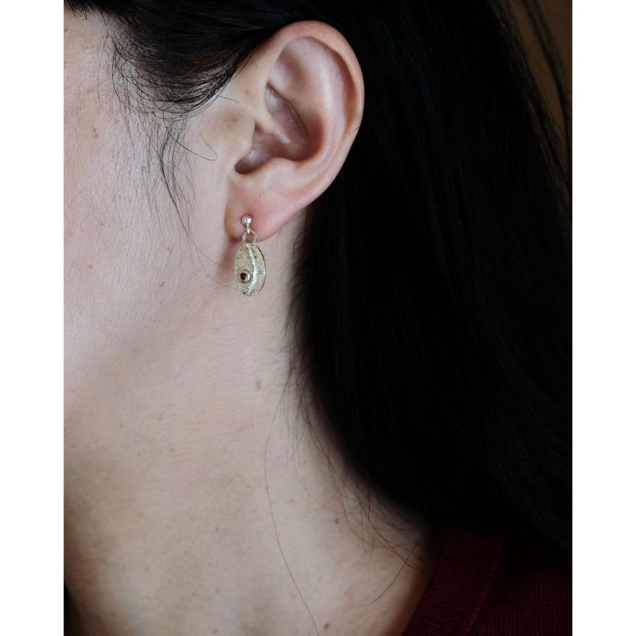 紅女　シルバーアシンメトリーピアス（ガーネット） |  | 03