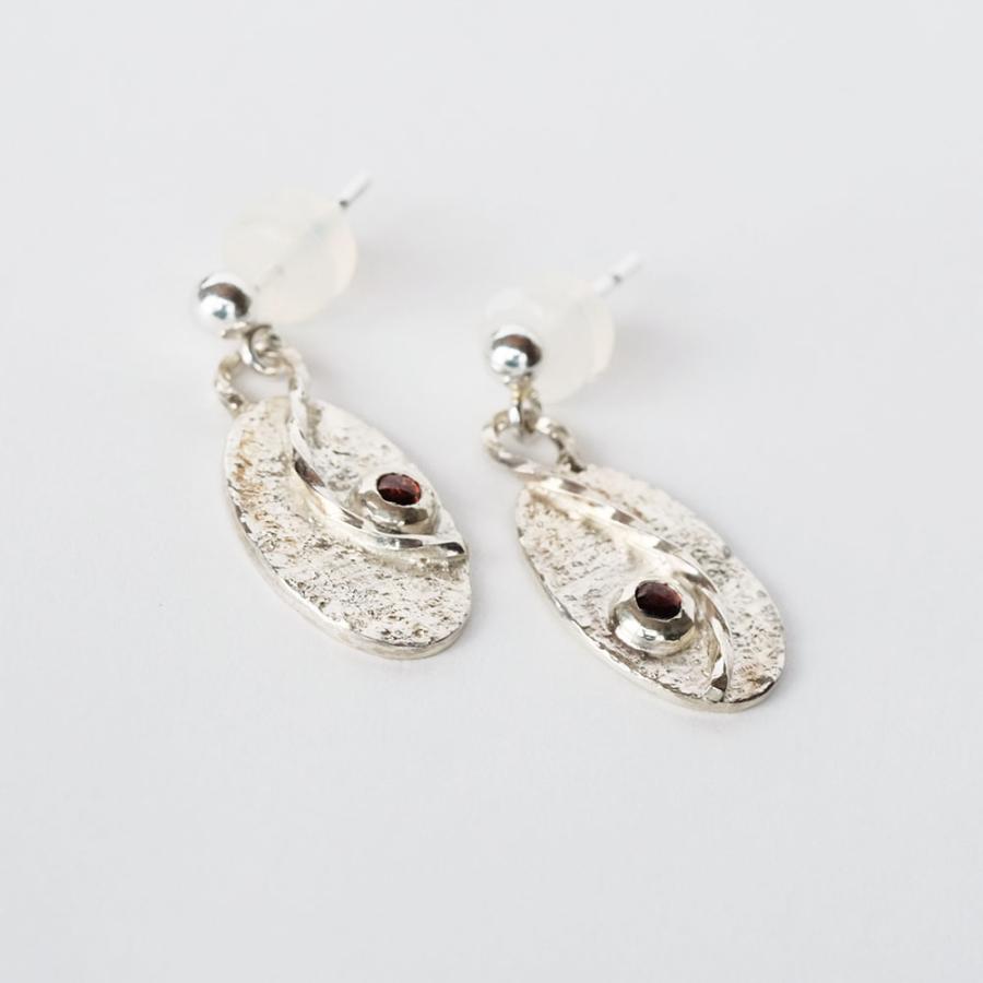 紅女　シルバーアシンメトリーピアス（ガーネット） |  | 04