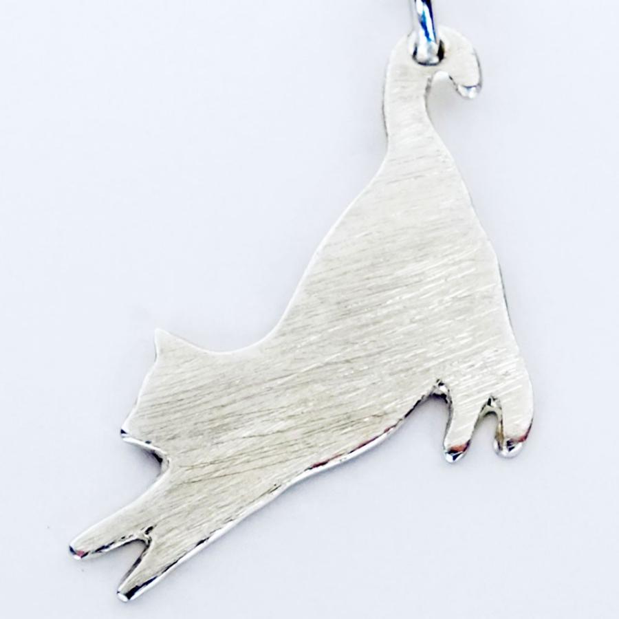 紅女　　シルバーペンダント猫（伸びのび）　愛嬌のある、かわいらしい猫のモチーフ！　う?んとのびたシルエットをベースとしたデザイン |  | 01