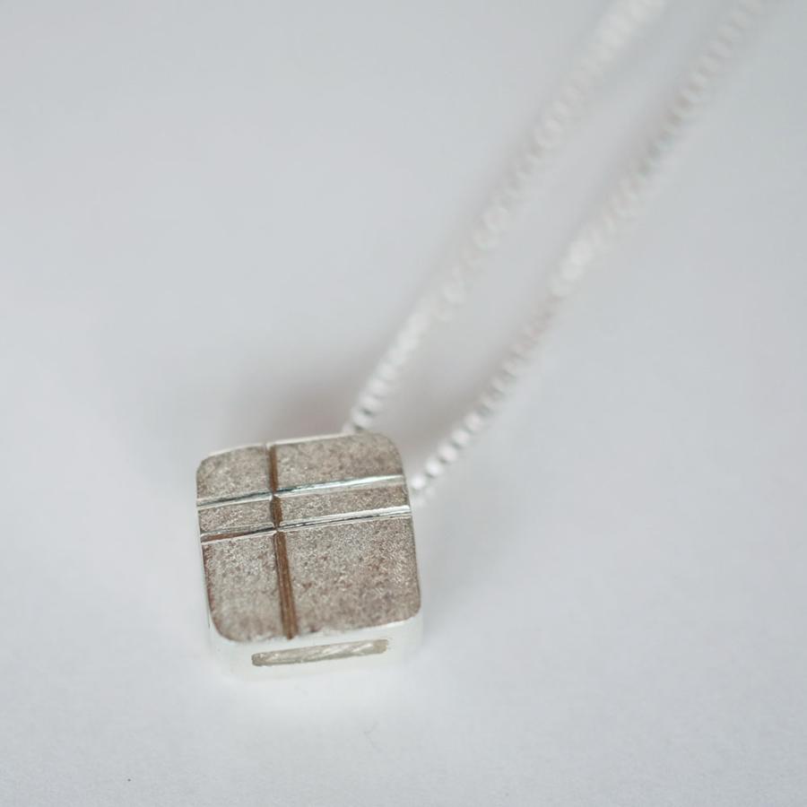 紅女　シルバーシカクペンダント | 