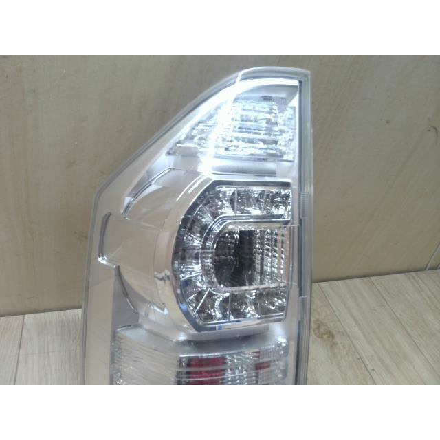 ZRR70w/ZRR75wヴォクシー後期テールランプ左ICHIKOH28-220 ZRR70w/ZRR75wヴォクシー後期テールランプ左ICHIKOH28-220 70w