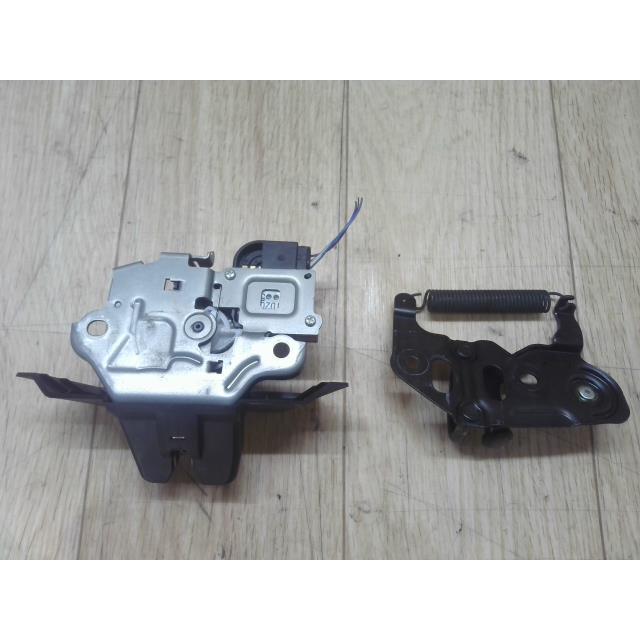 クラウン DAA-AWS210 トランク・バックドアロックソレノイド