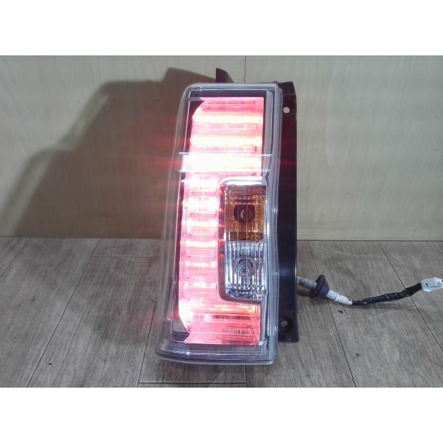 ダイハツ タント カスタムX LA600S テールランプ左 81560-B2580 点灯