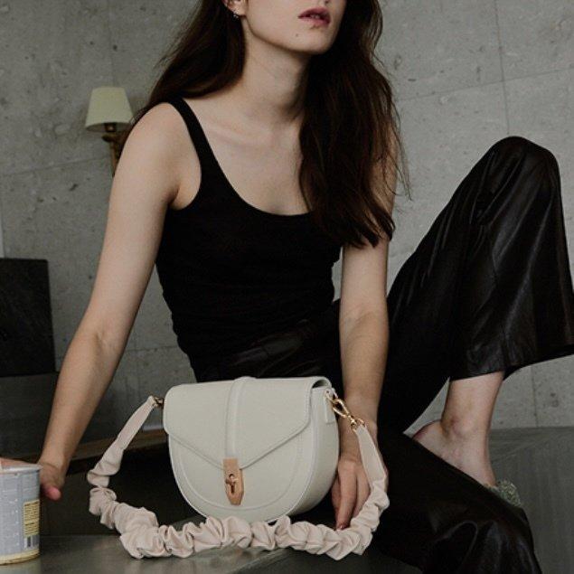 CARLYN】 カーリン Moon bag ムーン ハンド バッグ 韓国 SNS 話題