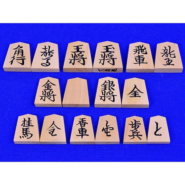 将棋駒 黄楊上彫駒 駒箱付き ※指し味を楽しめる駒として昭和時代から