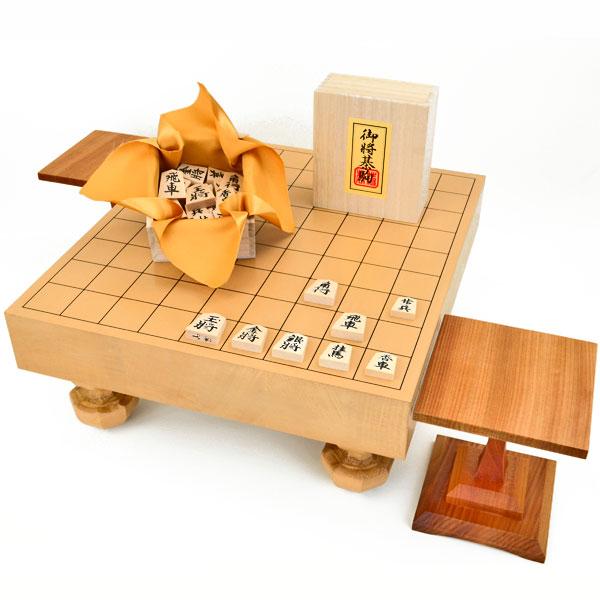 将棋セット　新桂2寸ハギ足付将棋盤セット(将棋駒白椿上彫駒)【囲碁将棋専門店の将碁屋】 の商品画像