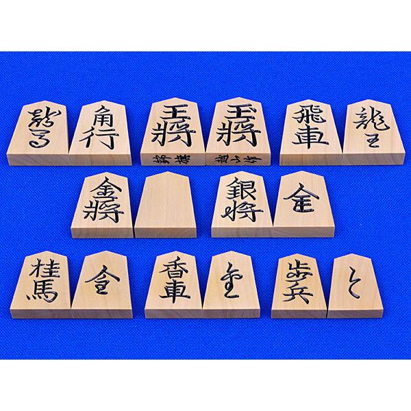 将棋セット 新かや4寸足付将棋盤セット(将棋駒薩摩産本黄楊特上彫錦旗