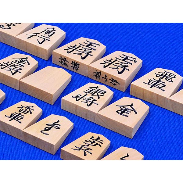 将棋セット 新かや4寸足付将棋盤セット(将棋駒薩摩産本黄楊特上彫錦旗