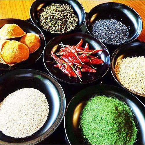 やまつ辻田極上七味唐がらし 西高野街道から（中辛）専用缶付き : 食味