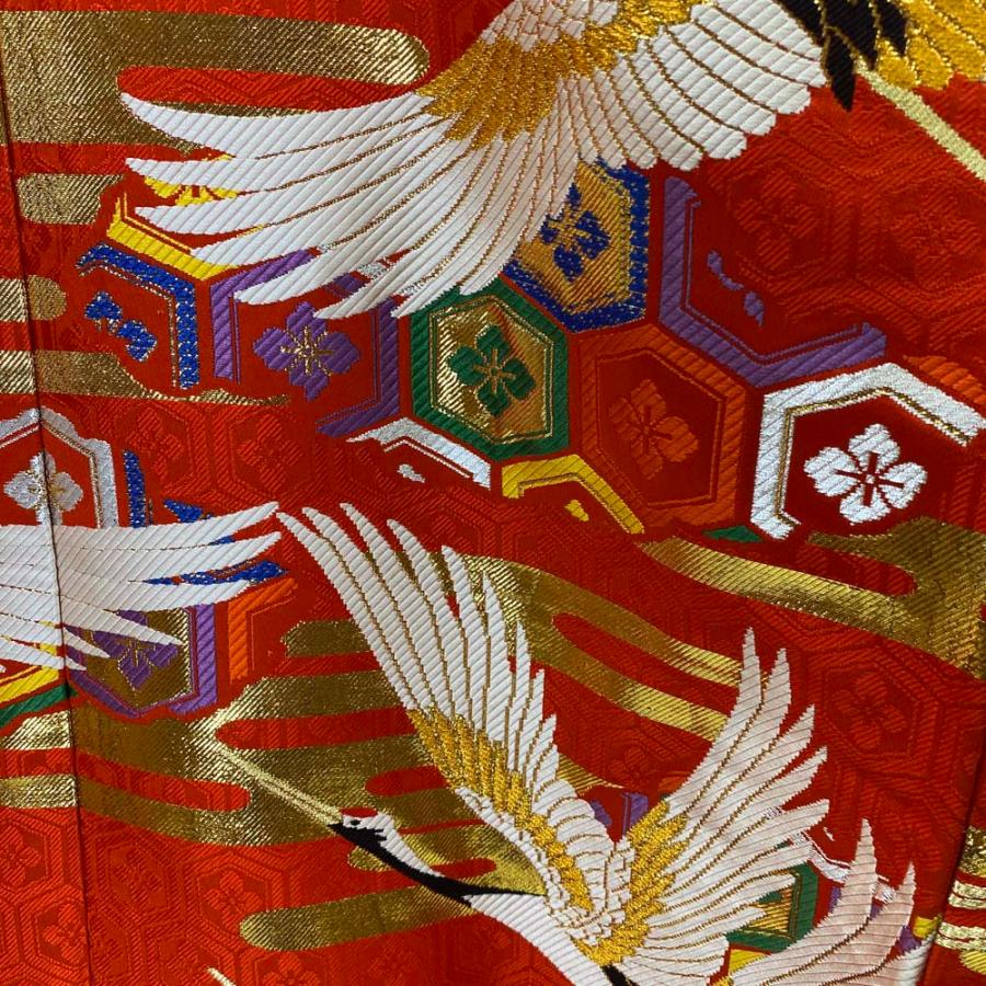 色打掛 赤と金 鶴の刺繍 赤、金、鶴のおめでたい色打掛。朱赤に金糸と鶴がインパクトある