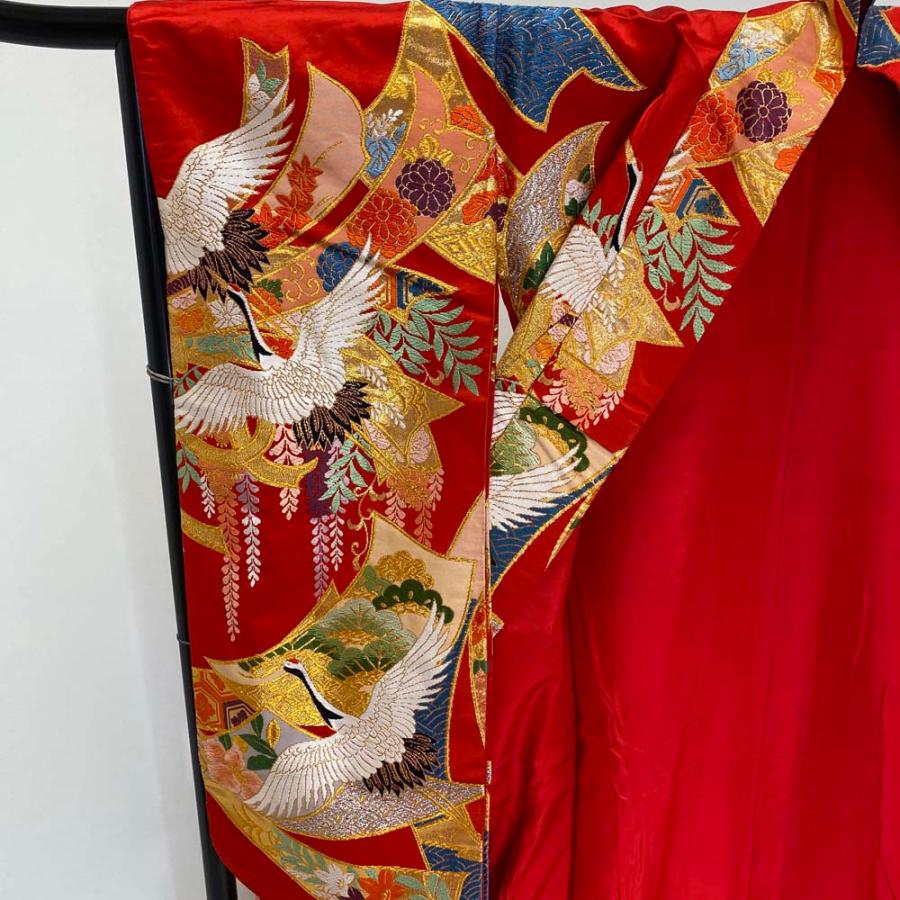 打掛　色打掛　正絹　緞子　鶴　刺繍 色打掛 正絹 鶴 刺繍 赤 打掛 Lサイズ 裄67 花嫁衣裳 婚礼 リサイクル