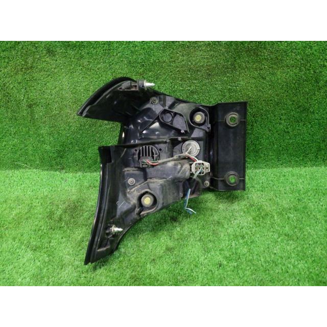 シエンタ(車) シエンタ DBA-NCP175G 右テールランプ/テールライト X
