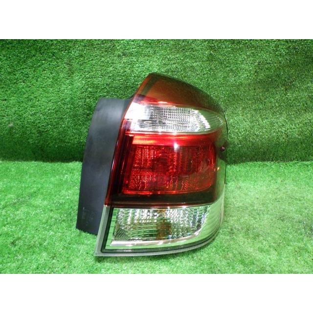 カローラフィールダーNZE164 右テールランプ