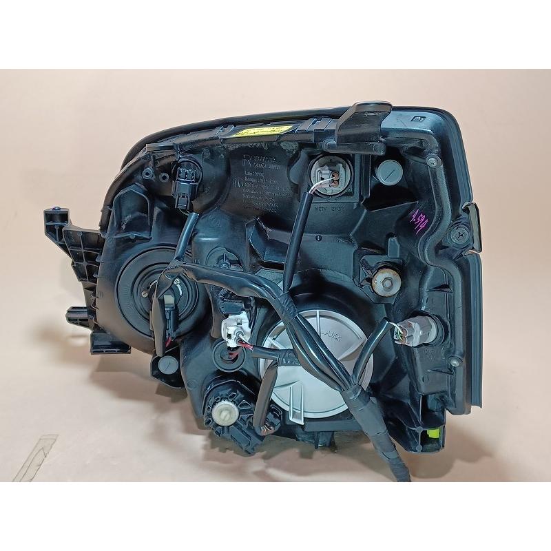 トヨタ（TOYOTA） コーティング済 ヴォクシー AZR65G 右ヘッドランプ 