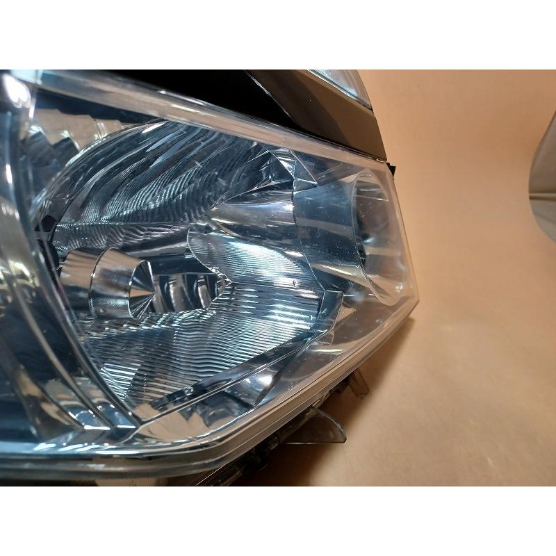 トヨタ（TOYOTA） コーティング済 ヴォクシー AZR65G 右ヘッドランプ 