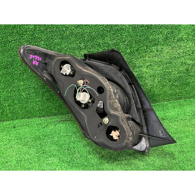 トヨタ（TOYOTA） イスト NCP65 右テールランプ・テールライト F