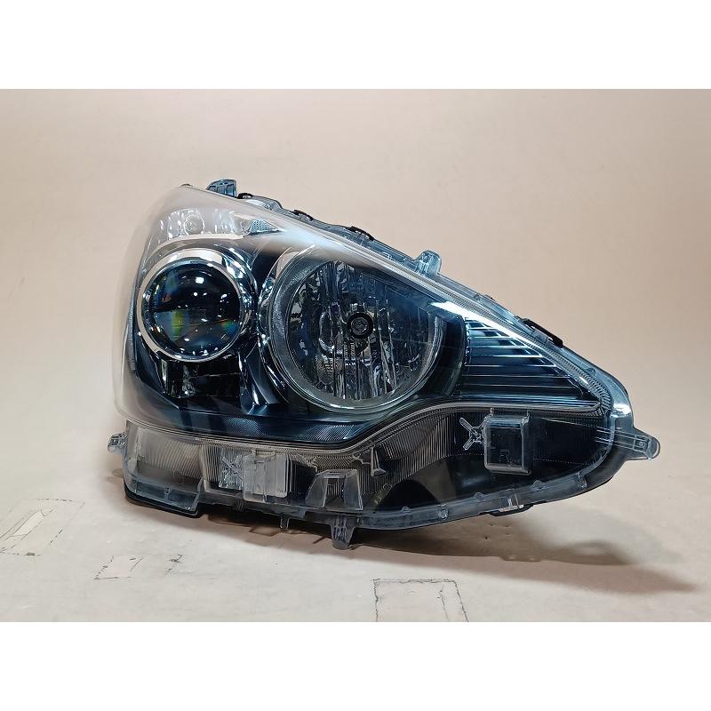 トヨタ（TOYOTA） コーティング済 アクア NHP10 右ヘッドランプ