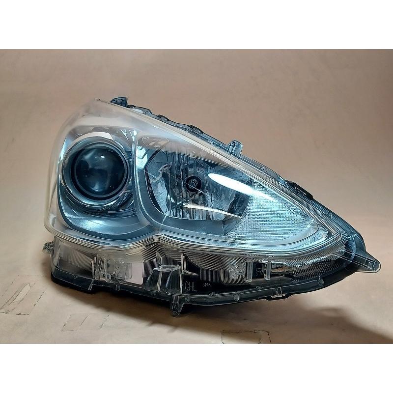 トヨタ（TOYOTA） コーティング済 アクア NHP10 右ヘッドランプ