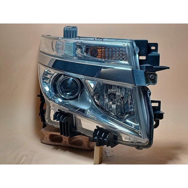 日産（NISSAN） コーティング済 エルグランド PNE52 右ヘッドランプ