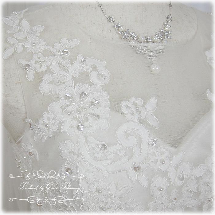 綺麗な刺繍に散りばめられたパールビジューが華やかなスレンダー 綺麗な刺繍に散りばめられたパールビジューが華やかなスレンダー