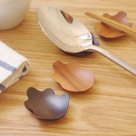 木製 葉形はしおき スプーンレスト 箸置き 箸おき キッチン雑貨 木の箸置き ウッド 木の雑貨 プチギフト ナチュラル雑貨 おしゃれ カフェ風 かわいい 北欧 モ 正規取扱店