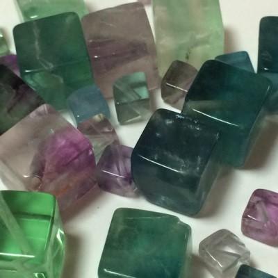 天然石・フローライトのキューブ（大） : 色彩キューブ - 通販