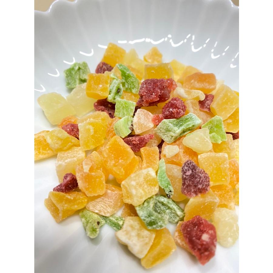 ミックスフルーツ 250ｇ ドライフルーツ 世界美食探究 マンゴー キウイ ストロベリー メロン パパイヤ パイン 製菓材料 製パン 国内加工 |  | 01