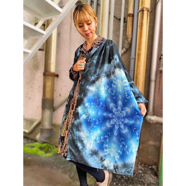 タイダイ染め 前開きワンピース ゆったりデザイン 黒とブルーを主体に  