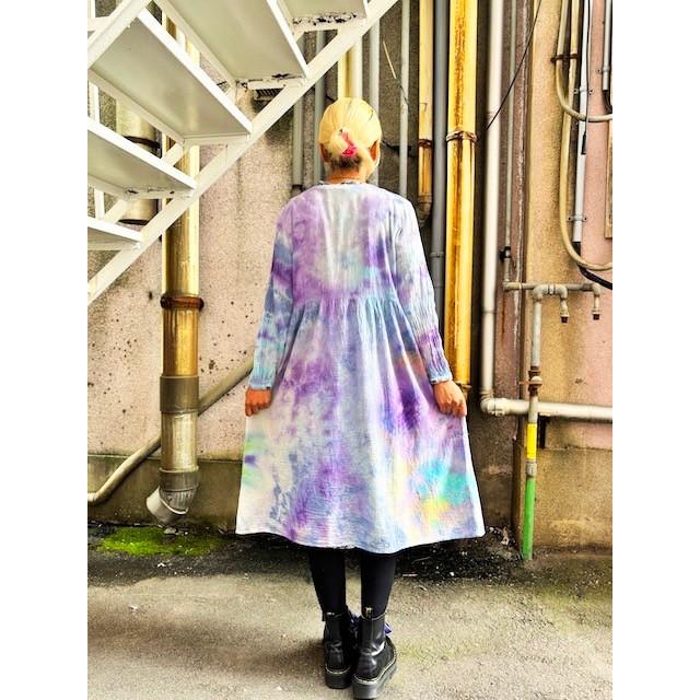 タイダイ染め 前開きのロングワンピース 淡いブルー×パープル 幻想的な 